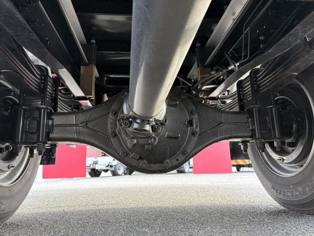 フォワード 　アルミウイング　２．９トン積載　日本フルハーフ製　アルミコルゲート　あおり開閉補助装置　ラッシング２段　ワイド　ベッド付　６．２ｍボディ　２１０馬力（47枚目）