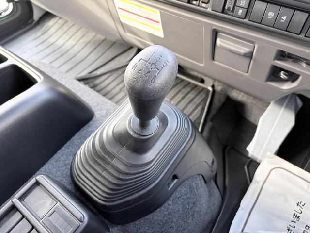 フォワード 　アルミウイング　２．９トン積載　日本フルハーフ製　アルミコルゲート　あおり開閉補助装置　ラッシング２段　ワイド　ベッド付　６．２ｍボディ　２１０馬力（62枚目）