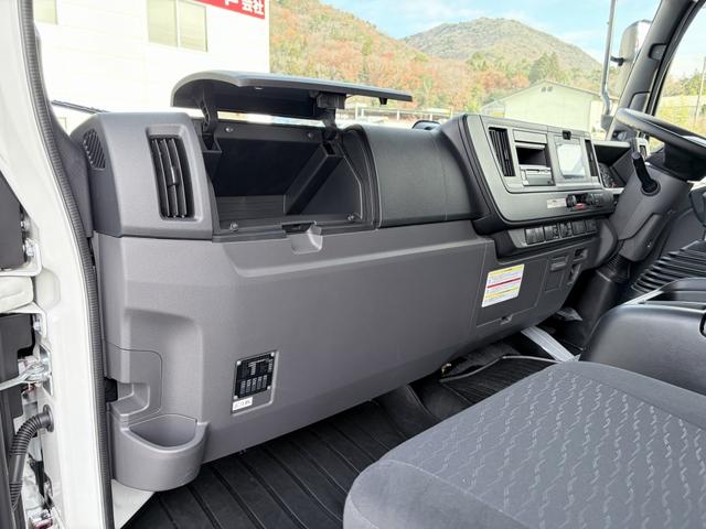 フォワード 　アルミウイング　２．９トン積載　日本フルハーフ製　アルミコルゲート　あおり開閉補助装置　ラッシング２段　ワイド　ベッド付　６．２ｍボディ　２１０馬力（64枚目）