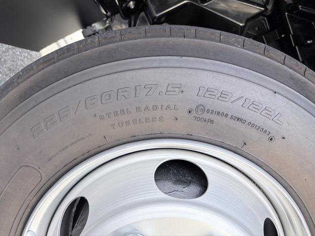 フォワード 　アルミウイング　２．９トン積載　日本フルハーフ製　アルミコルゲート　あおり開閉補助装置　ラッシング２段　ワイド　ベッド付　６．２ｍボディ　２１０馬力（74枚目）