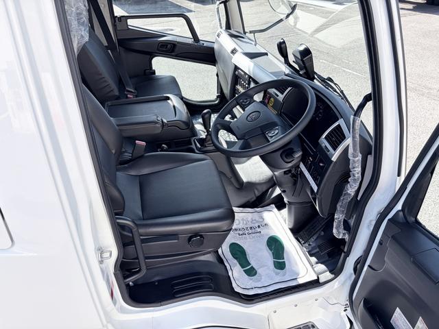 ファイター 　増トン　６段セルフクレーン　重機運搬車　古河ユニック　警報仕様　５．８トン積載　５．５ｍボディ　標準幅　ベッド付　　サニックス製造りボディ　あゆみ板付（11枚目）