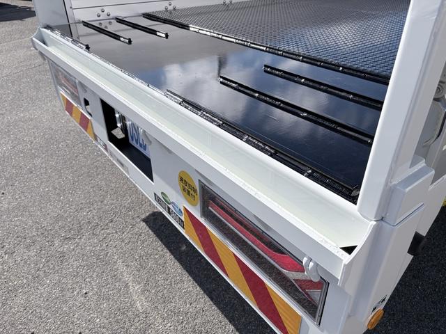 ファイター 　増トン　６段セルフクレーン　重機運搬車　古河ユニック　警報仕様　５．８トン積載　５．５ｍボディ　標準幅　ベッド付　　サニックス製造りボディ　あゆみ板付（15枚目）