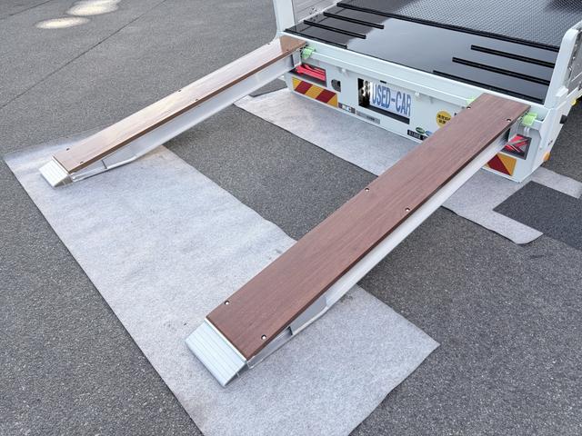 ファイター 　増トン　６段セルフクレーン　重機運搬車　古河ユニック　警報仕様　５．８トン積載　５．５ｍボディ　標準幅　ベッド付　　サニックス製造りボディ　あゆみ板付（16枚目）