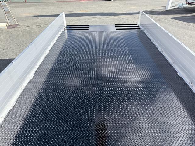 ファイター 　増トン　６段セルフクレーン　重機運搬車　古河ユニック　警報仕様　５．８トン積載　５．５ｍボディ　標準幅　ベッド付　　サニックス製造りボディ　あゆみ板付（33枚目）