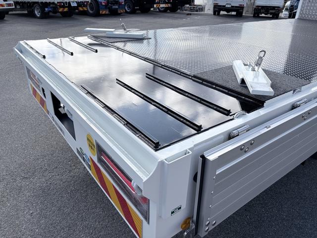 ファイター 　増トン　６段セルフクレーン　重機運搬車　古河ユニック　警報仕様　５．８トン積載　５．５ｍボディ　標準幅　ベッド付　　サニックス製造りボディ　あゆみ板付（40枚目）