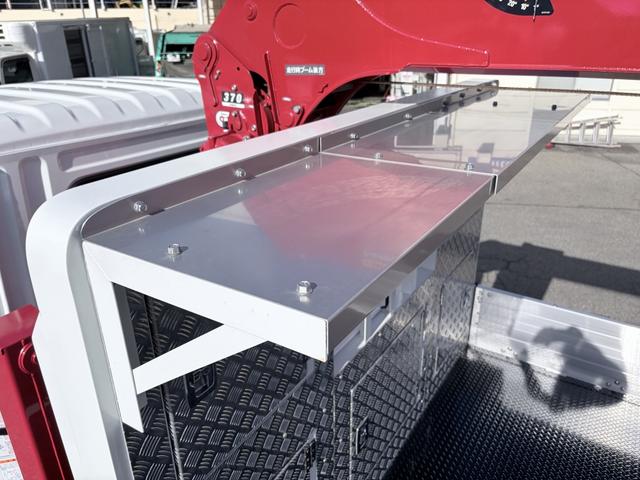 ファイター 　増トン　６段セルフクレーン　重機運搬車　古河ユニック　警報仕様　５．８トン積載　５．５ｍボディ　標準幅　ベッド付　　サニックス製造りボディ　あゆみ板付（41枚目）