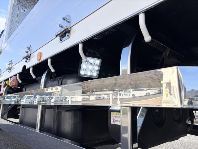 ファイター 　増トン　６段セルフクレーン　重機運搬車　古河ユニック　警報仕様　５．８トン積載　５．５ｍボディ　標準幅　ベッド付　　サニックス製造りボディ　あゆみ板付（45枚目）