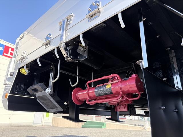 ファイター 　増トン　６段セルフクレーン　重機運搬車　古河ユニック　警報仕様　５．８トン積載　５．５ｍボディ　標準幅　ベッド付　　サニックス製造りボディ　あゆみ板付（46枚目）