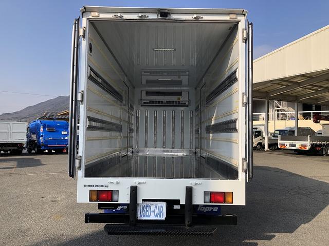 エルフトラック 　中温冷凍車　－５℃設定　東プレ製　スタンバイ機能付　左右スライドドア　リヤ３枚観音式扉　標準幅　ロング　２トン積載　４．４ｍボディ　アドブルー不要　６速ＭＴ（7枚目）