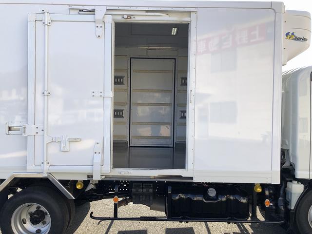エルフトラック 　中温冷凍車　－５℃設定　東プレ製　スタンバイ機能付　左右スライドドア　リヤ３枚観音式扉　標準幅　ロング　２トン積載　４．４ｍボディ　アドブルー不要　６速ＭＴ（16枚目）