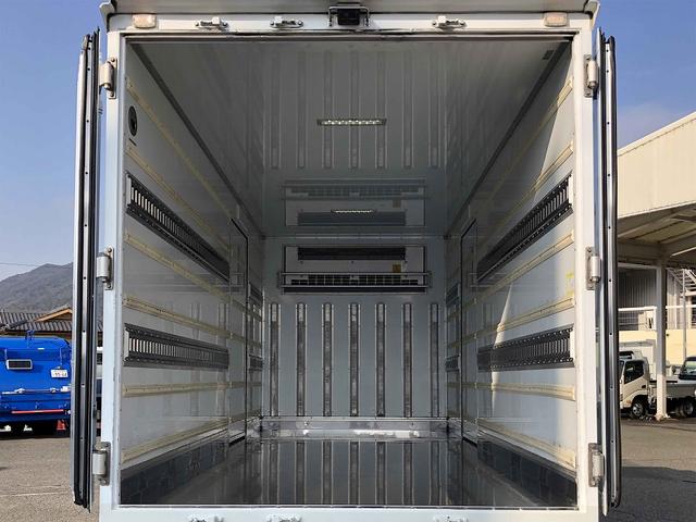 エルフトラック 　中温冷凍車　－５℃設定　東プレ製　スタンバイ機能付　左右スライドドア　リヤ３枚観音式扉　標準幅　ロング　２トン積載　４．４ｍボディ　アドブルー不要　６速ＭＴ（17枚目）