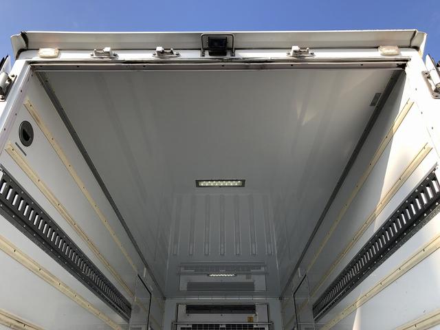 エルフトラック 　中温冷凍車　－５℃設定　東プレ製　スタンバイ機能付　左右スライドドア　リヤ３枚観音式扉　標準幅　ロング　２トン積載　４．４ｍボディ　アドブルー不要　６速ＭＴ（21枚目）