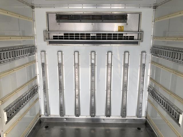 エルフトラック 　中温冷凍車　－５℃設定　東プレ製　スタンバイ機能付　左右スライドドア　リヤ３枚観音式扉　標準幅　ロング　２トン積載　４．４ｍボディ　アドブルー不要　６速ＭＴ（23枚目）