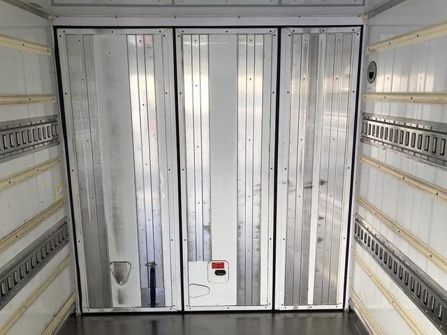 エルフトラック 　中温冷凍車　－５℃設定　東プレ製　スタンバイ機能付　左右スライドドア　リヤ３枚観音式扉　標準幅　ロング　２トン積載　４．４ｍボディ　アドブルー不要　６速ＭＴ（24枚目）