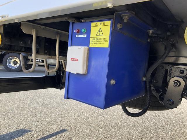エルフトラック 　中温冷凍車　－５℃設定　東プレ製　スタンバイ機能付　左右スライドドア　リヤ３枚観音式扉　標準幅　ロング　２トン積載　４．４ｍボディ　アドブルー不要　６速ＭＴ（39枚目）