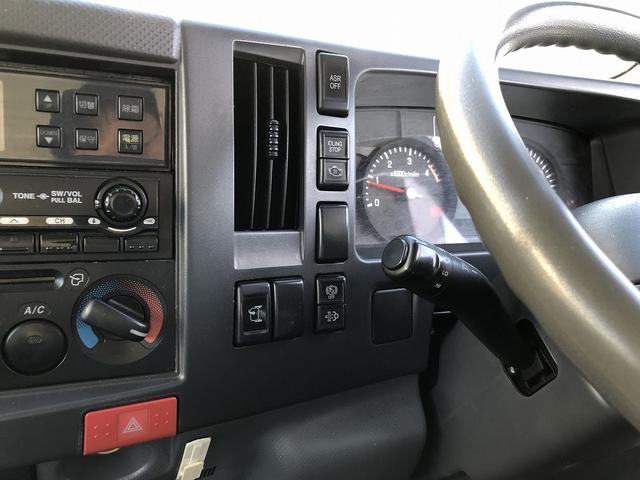 エルフトラック 　中温冷凍車　－５℃設定　東プレ製　スタンバイ機能付　左右スライドドア　リヤ３枚観音式扉　標準幅　ロング　２トン積載　４．４ｍボディ　アドブルー不要　６速ＭＴ（52枚目）