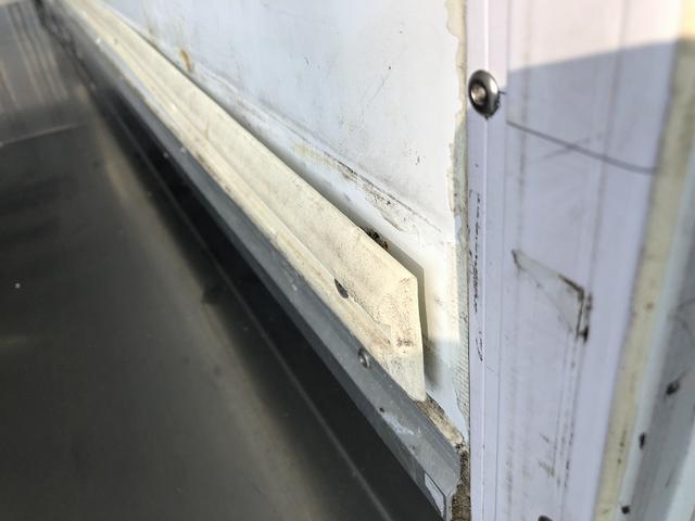 エルフトラック 　中温冷凍車　－５℃設定　東プレ製　スタンバイ機能付　左右スライドドア　リヤ３枚観音式扉　標準幅　ロング　２トン積載　４．４ｍボディ　アドブルー不要　６速ＭＴ（72枚目）