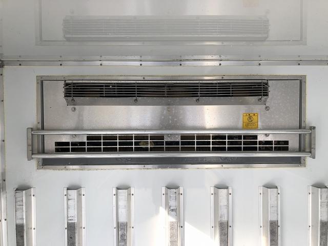 エルフトラック 　中温冷凍車　－５℃設定　東プレ製　スタンバイ機能付　左右スライドドア　リヤ３枚観音式扉　標準幅　ロング　２トン積載　４．４ｍボディ　アドブルー不要　６速ＭＴ（76枚目）