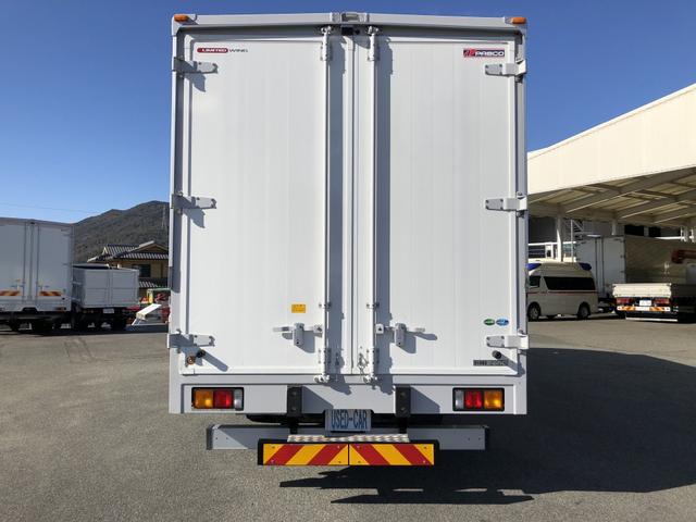 ファイター 　アルミウイング　２７５０ｋｇ積載　ワイド幅　ベッド付　パブコ製　アルミブロック２方開　ラッシングレール２段　リヤエアサス　２２０馬力　リヤ観音式扉（6枚目）