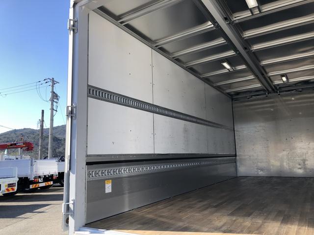 ファイター 　アルミウイング　２７５０ｋｇ積載　ワイド幅　ベッド付　パブコ製　アルミブロック２方開　ラッシングレール２段　リヤエアサス　２２０馬力　リヤ観音式扉（12枚目）