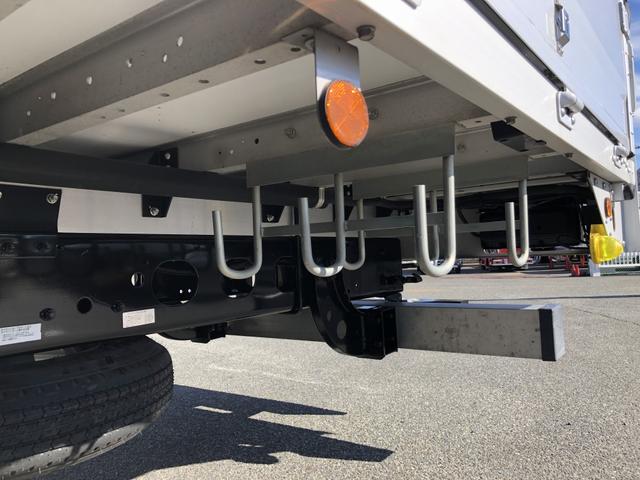ファイター 　アルミウイング　２７５０ｋｇ積載　ワイド幅　ベッド付　パブコ製　アルミブロック２方開　ラッシングレール２段　リヤエアサス　２２０馬力　リヤ観音式扉（44枚目）