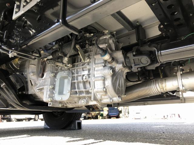 ファイター 　アルミウイング　２７５０ｋｇ積載　ワイド幅　ベッド付　パブコ製　アルミブロック２方開　ラッシングレール２段　リヤエアサス　２２０馬力　リヤ観音式扉（46枚目）