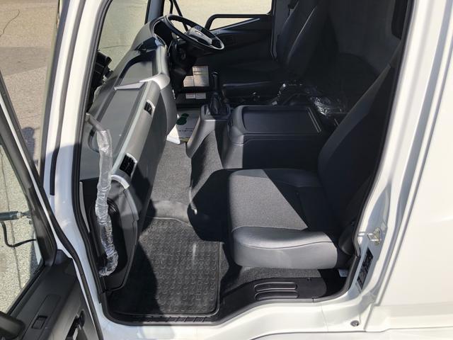 ファイター 　アルミウイング　２７５０ｋｇ積載　ワイド幅　ベッド付　パブコ製　アルミブロック２方開　ラッシングレール２段　リヤエアサス　２２０馬力　リヤ観音式扉（50枚目）