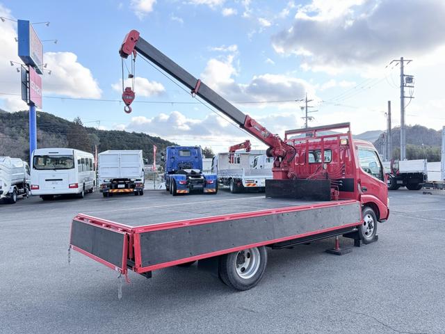 デュトロ 　３段横置きクレーン付　平ボディ　古河ユニック製　パートタイム４ＷＤ　２．６ｔ積載　４．３ｍボディ　標準幅　ロング　高床　木製あおり３方開　アドブルー不要（2枚目）