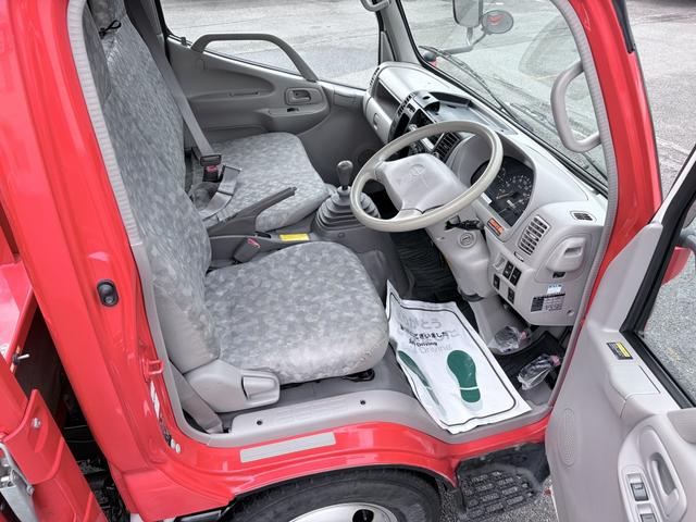 デュトロ 　３段横置きクレーン付　平ボディ　古河ユニック製　パートタイム４ＷＤ　２．６ｔ積載　４．３ｍボディ　標準幅　ロング　高床　木製あおり３方開　アドブルー不要（8枚目）