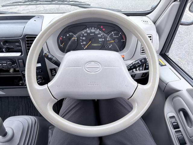 デュトロ 　３段横置きクレーン付　平ボディ　古河ユニック製　パートタイム４ＷＤ　２．６ｔ積載　４．３ｍボディ　標準幅　ロング　高床　木製あおり３方開　アドブルー不要（52枚目）