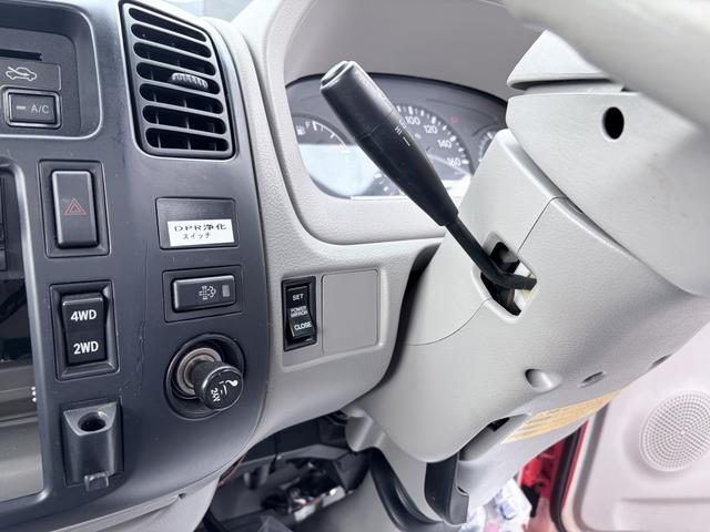 デュトロ 　３段横置きクレーン付　平ボディ　古河ユニック製　パートタイム４ＷＤ　２．６ｔ積載　４．３ｍボディ　標準幅　ロング　高床　木製あおり３方開　アドブルー不要（54枚目）