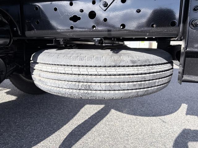 デュトロ 　３段横置きクレーン付　平ボディ　古河ユニック製　パートタイム４ＷＤ　２．６ｔ積載　４．３ｍボディ　標準幅　ロング　高床　木製あおり３方開　アドブルー不要（64枚目）