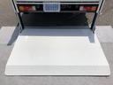 　平ボディ　Ｗキャブ　垂直パワーゲート付　ＡＴ車　６人乗り　リヤエアコン付　４ナンバー　標準幅　１０尺　全低床　２トン積載　木製あおり２方開（17枚目）