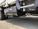 　平ボディ　Ｗキャブ　垂直パワーゲート付　ＡＴ車　６人乗り　リヤエアコン付　４ナンバー　標準幅　１０尺　全低床　２トン積載　木製あおり２方開（38枚目）
