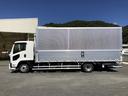 車両は、ワイド幅のベッド付、最大積載量は2350kg取れております! 運転席は長距離運転も快適なエアサスシート、エンジンは力強い240馬力です!