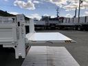 Wキャブ 平ボディ 新明和垂直パワーゲート付 6人乗り 1550kg積載 標準幅 10尺 低床 4ナンバー 5速MT 脱着式幌付(31枚目)