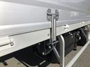 　アルミウイング　２７５０ｋｇ積載　ワイド幅　ベッド付　パブコ製　アルミブロック２方開　ラッシングレール２段　リヤエアサス　２２０馬力　リヤ観音式扉（27枚目）