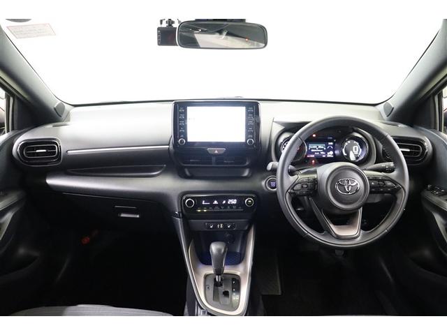 ヤリス Ｚ　サイドＳＲＳ　ＡＡＣ　バックモニタ　スマキー　横滑防止装置　キーフリー　アルミ　ＬＥＤランプ　パワーウインドウ　定期点検記録簿　助手席エアバック　クルコン　エアバッグ　パワーステアリング　ナビ　ＥＴＣ（4枚目）