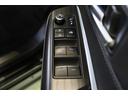 全ての窓が運転席から操作できます。今やほぼ当たり前ですが、無いと不便なアイテムですよね。ドアの施錠・解錠と連動してドアミラーが格納・復帰するオート電動格納機能も装備しています。