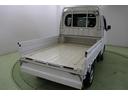 荷室のテールゲートをオープンした状態です。側面に格納してあるチェーンを使えばテールゲートを水平の状態に保てます。長尺物などを積む時に便利ですよ。