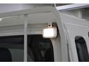 夜間や朝方の作業など、暗い場所での作業の際に荷台を照らすLEDの大型荷台作業灯を装備しています。運転席にあるボタン操作で点灯できます。