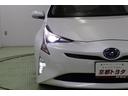 プリウスの特徴あるシャープな切れ長ヘッドライトはLED。前方の明るさを感知し、自動で切替わるオートハイビームを搭載しているので、面倒なヘッドライトの切替えは不要です。