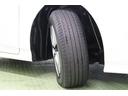 タイヤサイズ 195/65R15。スタイリッシュなデザインのホイールキャップ付純正アルミホイールを装着しています。