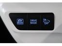 EVモードや、気分や走行状況に合わせて切替えられるドライブモードセレクトを装備。車の接近を音で知らせる車両接近通報装置は、早朝や深夜の帰宅など静かに走りたい場合には車にOFFボタンでオフできます。