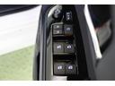 全ての窓が運転席から操作できます。今やほぼ当たり前ですが、無いと不便なアイテムですよね。ドアの施錠・解錠と連動してドアミラーが格納・復帰するオート電動格納機能も装備しています。
