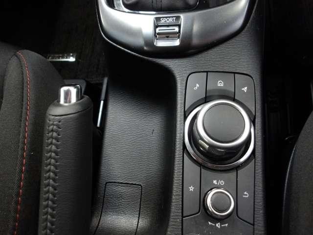 �}�c�_�R�l�N�g�𑀍삷��ׂ̃R�}���_�[�R���g���[���́A��]�E�`���g�E�v�b�V�����삪�\�ȃ��[�^���[�X�C�b�`�ƃ{�^����g�ݍ��킹�����j�b�g�ł��B�f�B�X�v���C�ɕ\�������S�Ă̍��ڂ𑀍�ł��܂��B