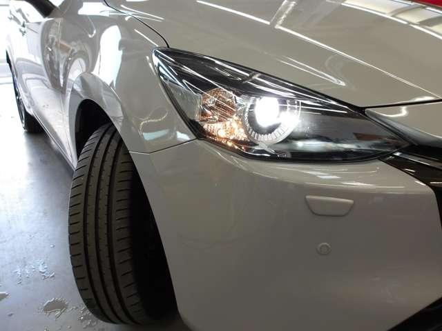 �O�����Ƃ炷�͖�Ԃ̎��F���̍����k�d�c���C�g�ł��B�}�c�_�̍����f�U�C���̃��C���ƂȂ�u�V�O�l�`���[�E�B���O�v�œ��H�b�̊��\�����ꂽ���I�ŋ@�\�I�ȃw�b�h���C�g�ł��B