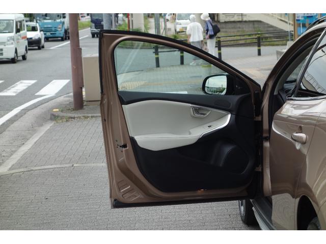 Ｖ４０ クロスカントリー　Ｔ５　ＡＷＤ　ＳＥ　ポールスタープログラム／アイシン８速ＡＴ／パドルシフト／／前後ドライブレコーダー／チャコール・ブロンド革シート／ロウカッパーメタリック（33枚目）
