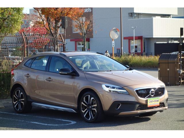 Ｖ４０ クロスカントリー　Ｔ５　ＡＷＤ　サマム　スタイリングＫＩＴ／アイシン８速ＡＴ／トールハンマーＬＥＤ／インテリセーフ／前後ドラレコ／ハーマンカードン／ロウカッパーＭ／チャコール・ブロンド２トーン革／Ｈ３０・３１・Ｒ３・４・５・７記録簿／１オナ（4枚目）