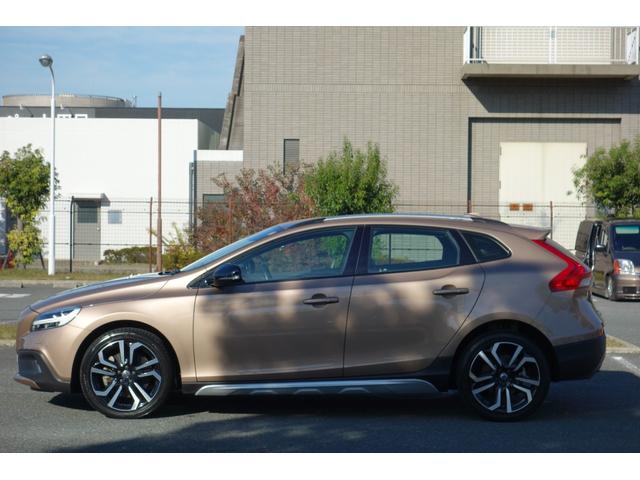 Ｖ４０ クロスカントリー　Ｔ５　ＡＷＤ　サマム　スタイリングＫＩＴ／アイシン８速ＡＴ／トールハンマーＬＥＤ／インテリセーフ／前後ドラレコ／ハーマンカードン／ロウカッパーＭ／チャコール・ブロンド２トーン革／Ｈ３０・３１・Ｒ３・４・５・７記録簿／１オナ（6枚目）